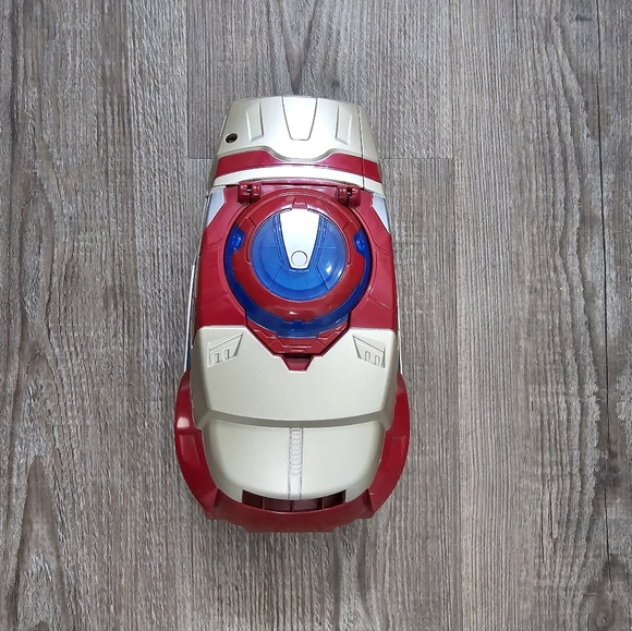 Marvel Iron Man 3 Motorized Arc FX Gauntlet shoots disks - Picture 3 of 7